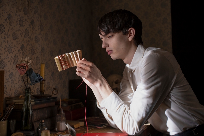 Kodi Smit-McPhee crafting in The Power of the Dog