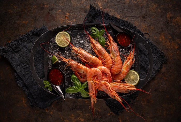 Cooked Shrimp on Ice with Lime and Sauce