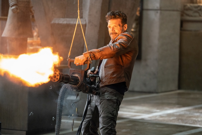 Frank Grillo firing a minigun in Boss Level