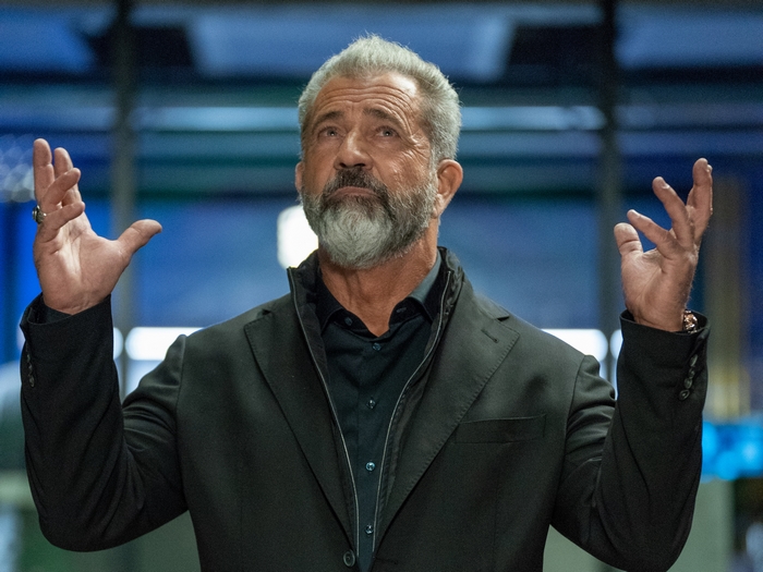 Mel Gibson gesturing in Boss Level HD
