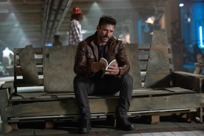 Frank Grillo reading a book in Boss Level