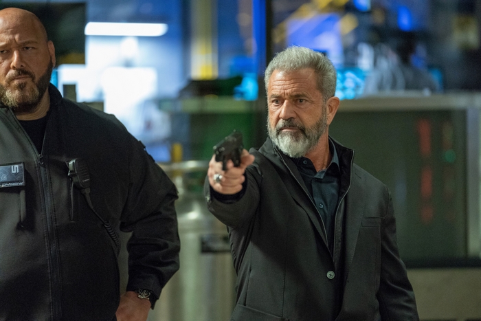 Mel Gibson aiming a gun in Boss Level
