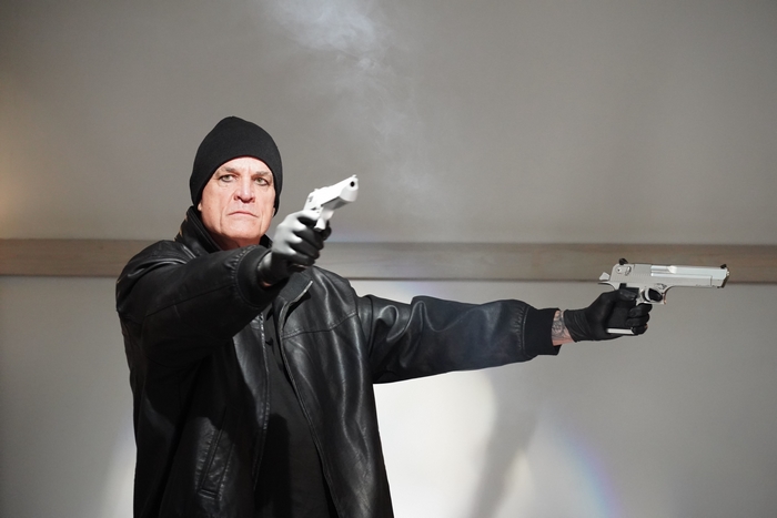 Nick Cassavetes dual-wielding guns in Prisoners Of The Ghostland