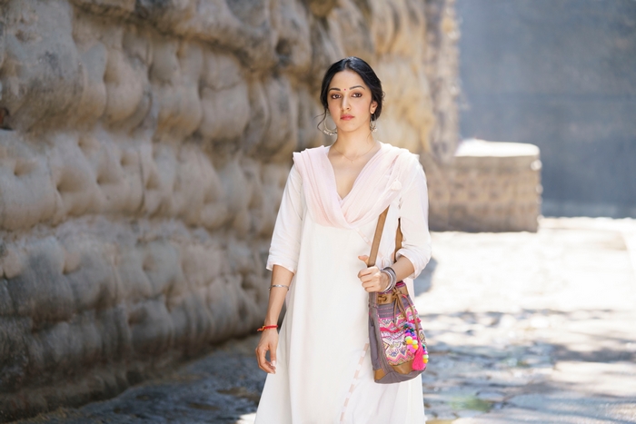 Kiara Advani in white kurta and pink dupatta outdoors