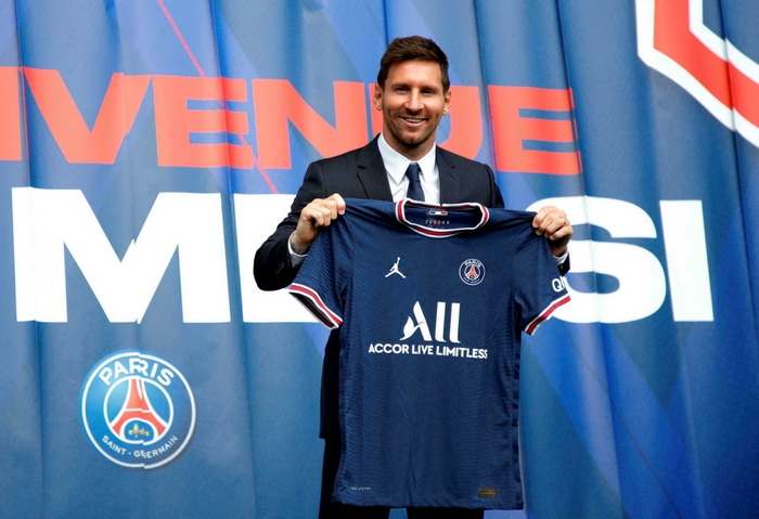 Lionel Messi presented with Paris Saint-Germain jersey