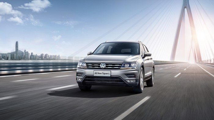 Volkswagen Tiguan L 4K SUV on a bridge with city