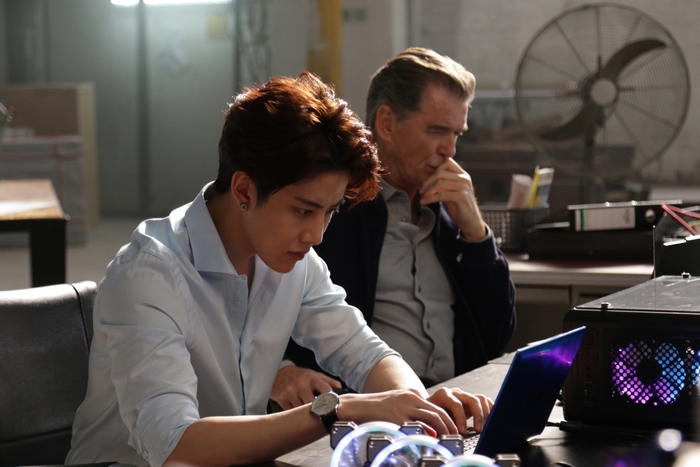 The Misfits: Mike Angelo and Pierce Brosnan with laptop