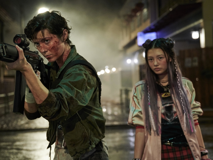 Mary Elizabeth Winstead and Miku Martineau in action scene