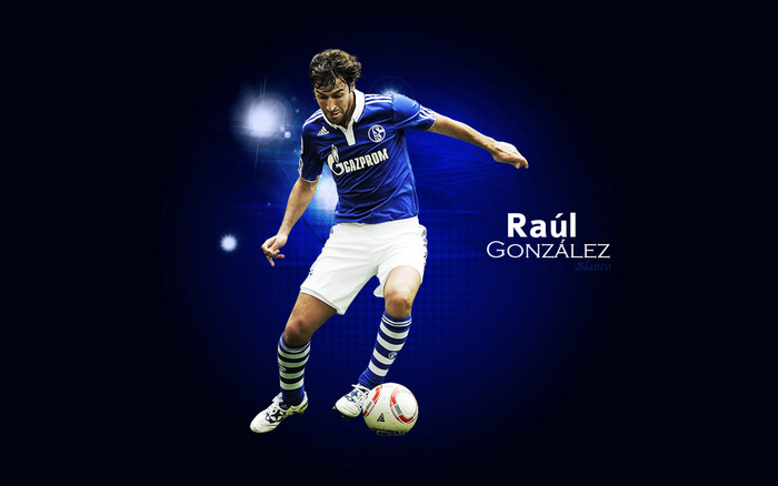 Raúl González Blanco dribbling for Schalke 04