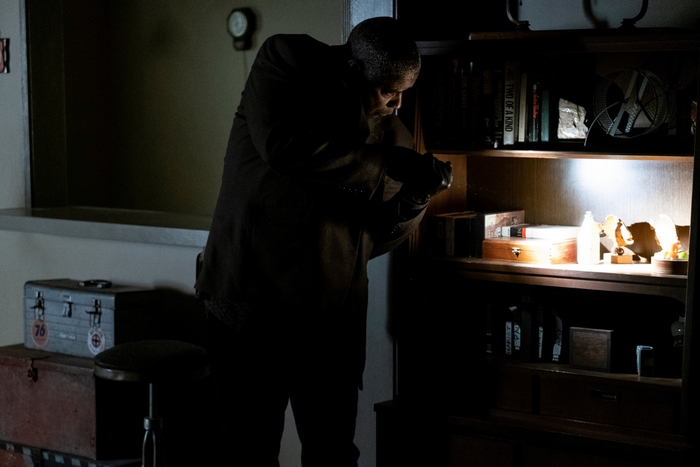 Denzel Washington investigating a bookshelf in The Little Things
