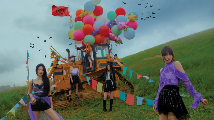 Red Velvet Queendom: Queens ver. with bulldozer and balloons
