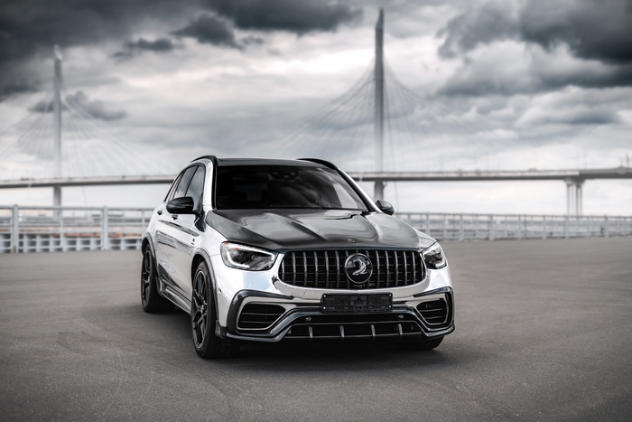 Mercedes-AMG GLC-Klasse Inferno SUV with chrome finish and bridge