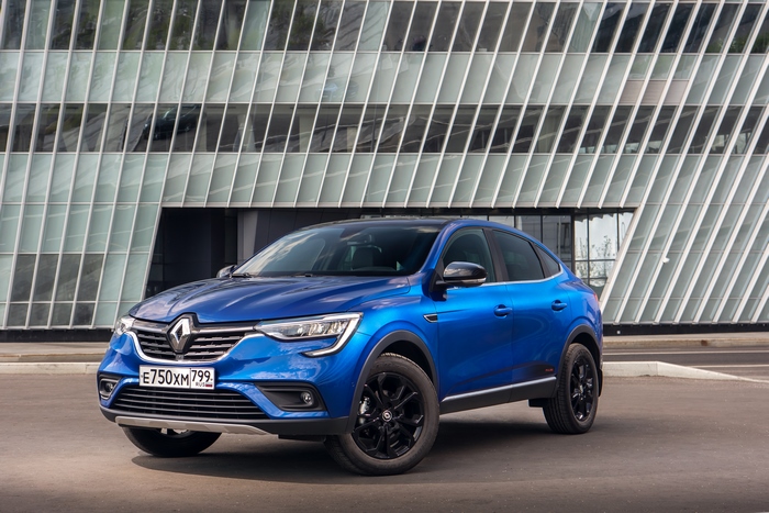 Blue Renault Arkana "Pulse" SUV