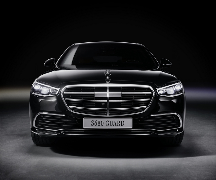Mercedes-Benz S 680 Guard luxury car front view