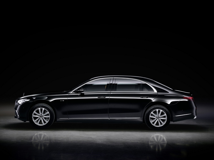 Mercedes-Benz S 680 Guard 4MATIC luxury car side profile