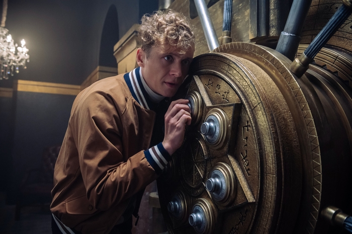 Matthias Schweighöfer cracking the safe in Army Of Thieves