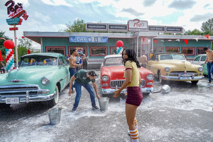 Veronica Lodge's fun car wash at Pop's