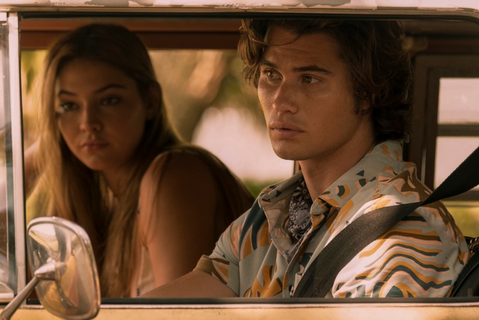 Chase Stokes and Madelyn Cline in Outer Banks car