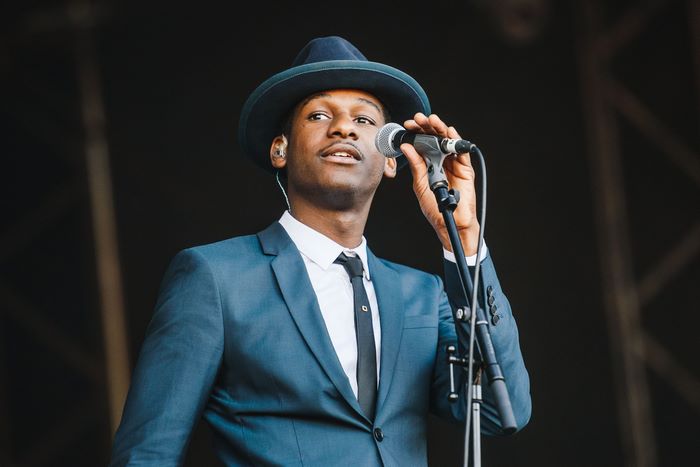 Leon Bridges performing live
