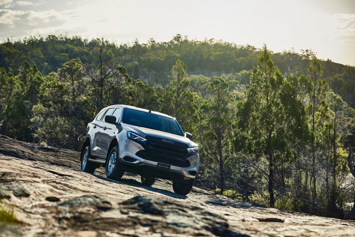 Isuzu MU-X 4x4 LS-M driving on rocky terrain