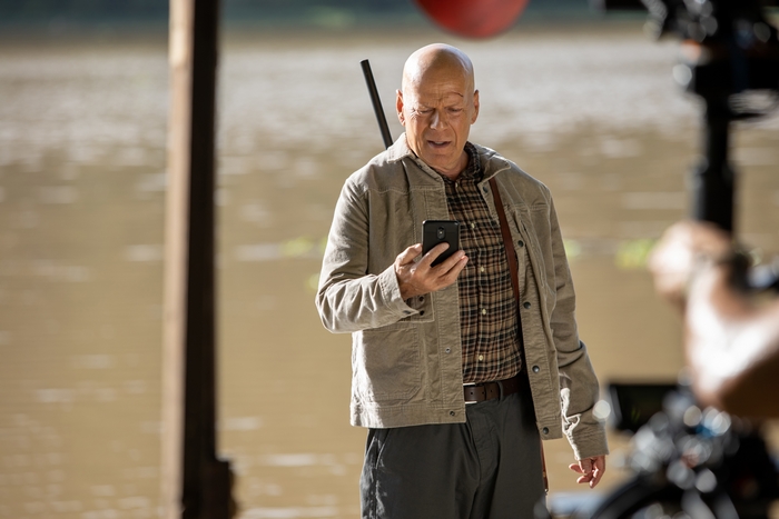 Bruce Willis looking at phone in Out Of Death 4K