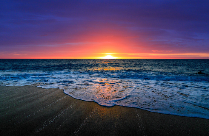 Vibrant Sunset over Ocean Horizon