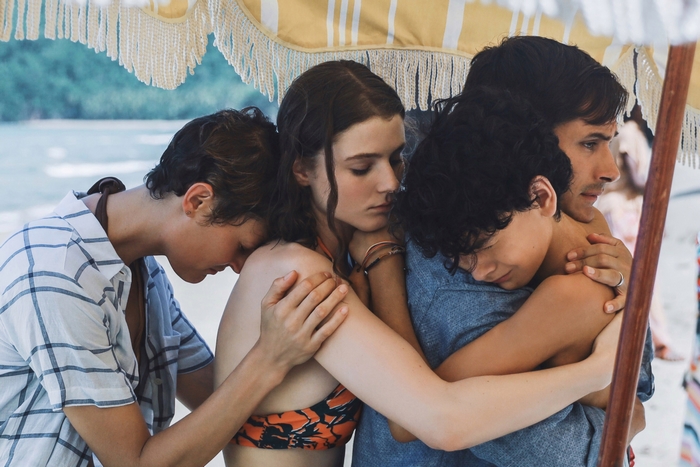 Thomasin McKenzie, Vicky Krieps, Gael García Bernal in Old