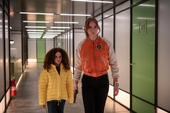 Karen Gillan and Chloe Coleman with gun in Gunpowder Milkshake