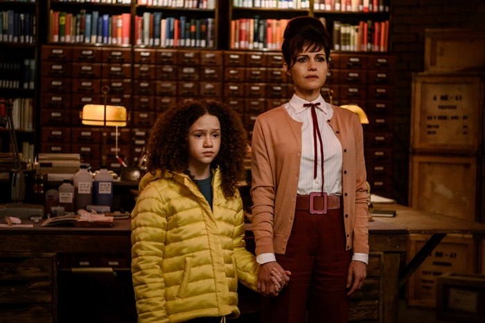 Chloe Coleman and Carla Gugino in Gunpowder Milkshake