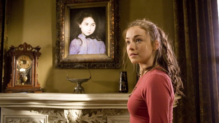 Sarah Bolger as Mallory Grace in A New Home