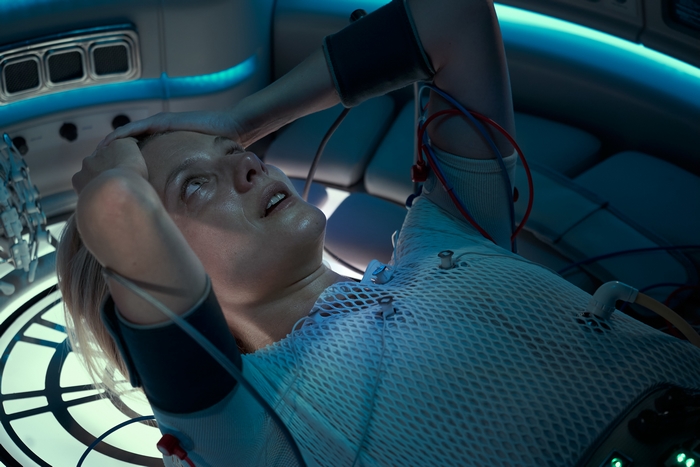 Melanie Laurent in Oxygen, distressed in a futuristic pod