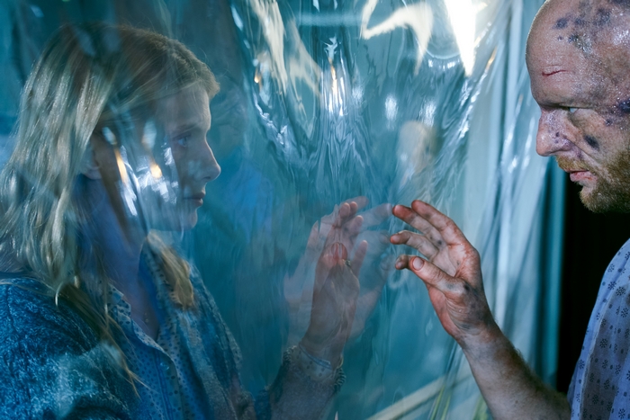 Melanie Laurent and man separated in Oxygen 4K