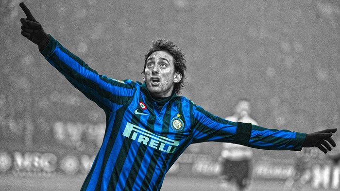Diego Milito celebrating in Inter Milan jersey
