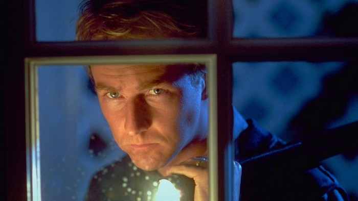 Edward Norton as Will Graham looking through window