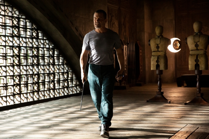 Josh Brolin as Gurney Halleck walking in Dune (2021)