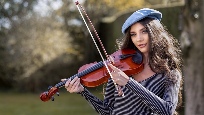 Brunette Woman Playing Violin in 4K