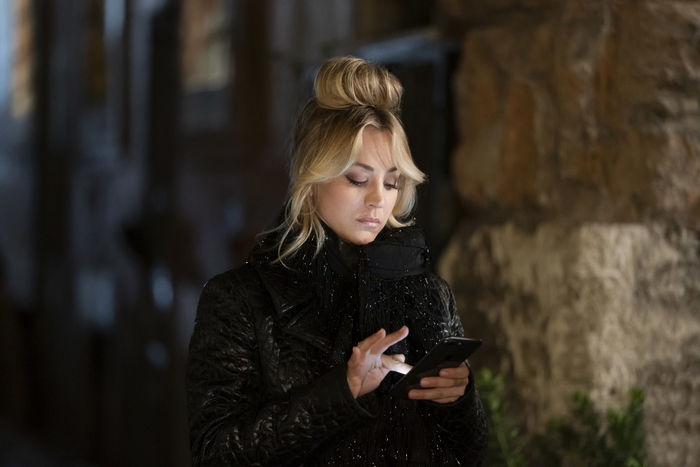 Kaley Cuoco looking at phone in The Flight Attendant