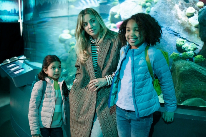 Kaley Cuoco and two young girls at the aquarium