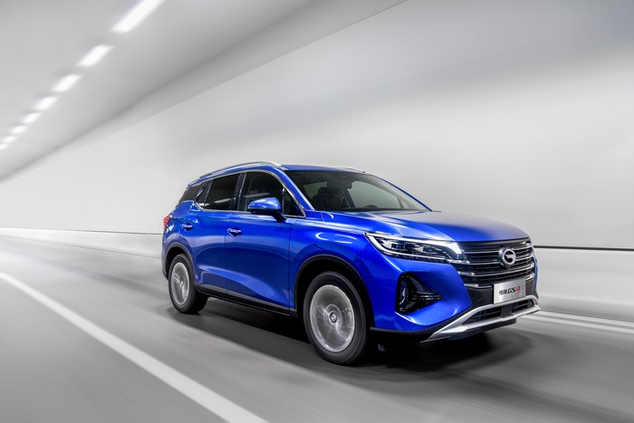 Blue Trumpchi GS4 SUV driving in a tunnel