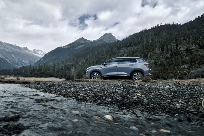 Wuling Xingchen SUV by a mountain river