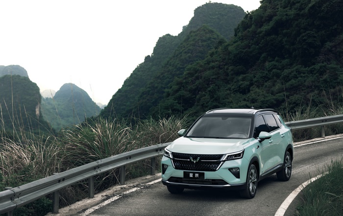 2021 Wuling Xingchen SUV on a winding mountain road