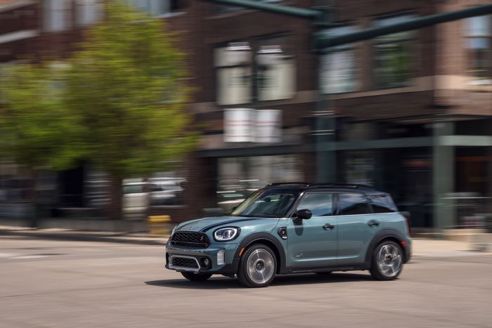 2021 MINI Cooper S Countryman driving on city street