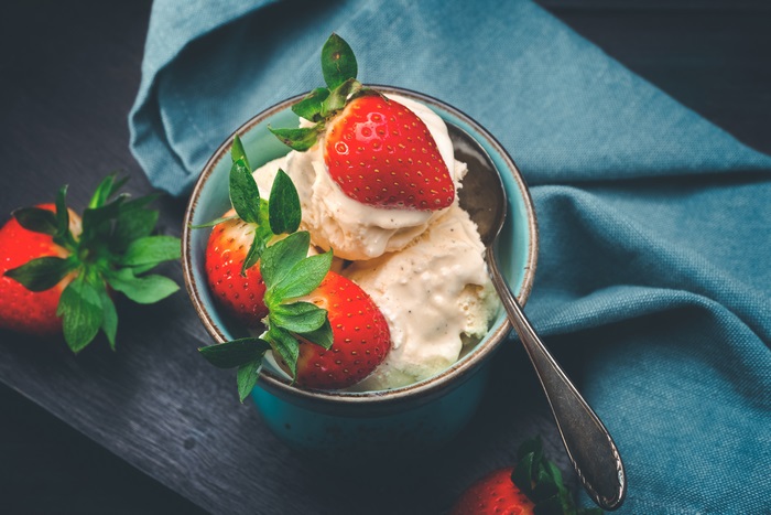 Vanilla ice cream with strawberries in a bowl