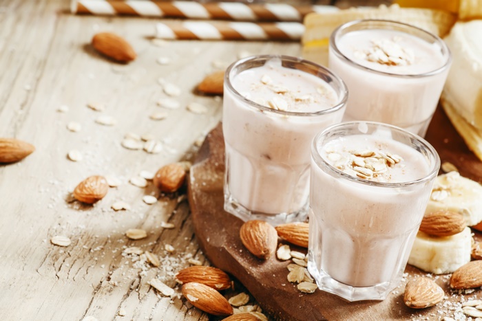 Almond and oat yogurt smoothies with almonds and bananas