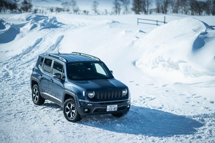 Jeep Renegade Trailhawk 4xe in snowy landscape