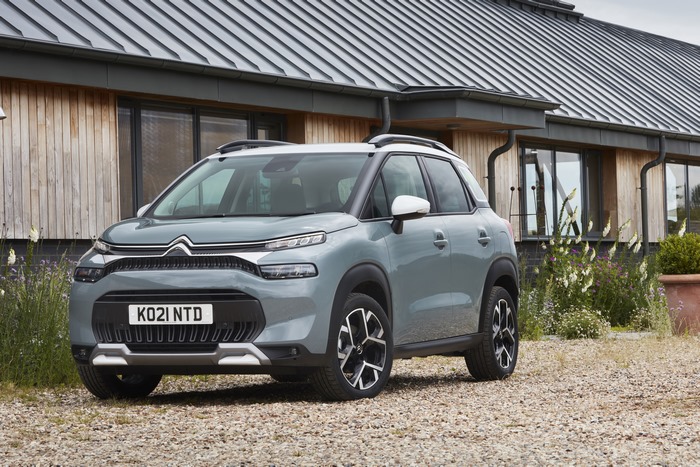 2021 Citroën C3 Aircross parked in front of a modern house