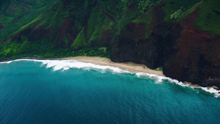 Hawaii coastline with green mountains and turquoise ocean