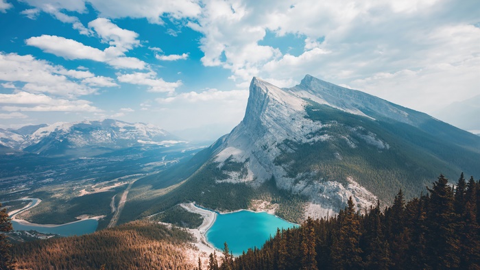 Mountain landscape with turquoise lake and clouds