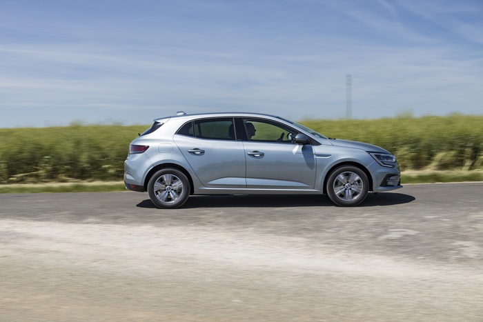 2021 Renault Mégane E-TECH Plug-in Hybrid driving on road
