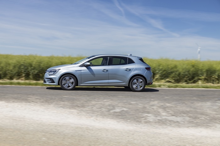 2021 Renault Mégane E-TECH Plug-in Hybrid driving on road